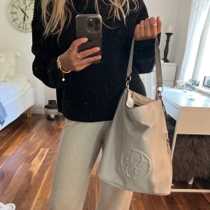 Guess väska - Väska från Guess. Man ser att den är använd då bandet har lite slitage och färg på silverdetaljerna har lossnat litegrann. Men annars i bra skick. 66kr i frakt som köparen står för💗
