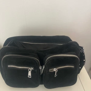 Noella väska - Jättefin väska som passar till både vardags och fest🥳 har 2 st därav jag säljer en av dom💓 hör av er om ni vill ha fler bilder. Nypris 799kr