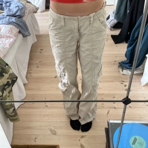 Cargopants  - Supersnygga lågmidjade cargopants från Urban Outffiters i storlek s. Säljer pga att dom inte kommer till andvädning lägre. Inga skador, budgivning privat från 300 kr. Köpare står för frakten. 