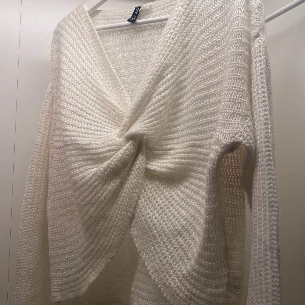 Vit stickad tröja köpt här på Plick från H&M, den har lite defekter såsom noppror och man måste vika upp den för att få den som på bilden därav lågt pris, storlek S. Tröjor & Koftor.
