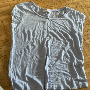 Acne studios stl L - En fin t-shirt från acne studios ljusblå stl L 