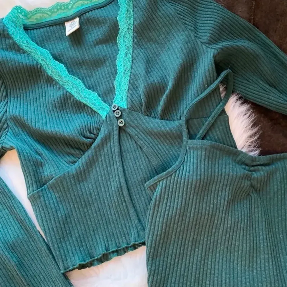 Säljer min tröja som följer med en top i samma färg. Färg: Turkos/grön.. Tröjor & Koftor.