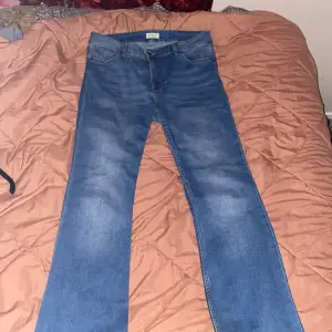 Ett par låg midja/utsvängda jeans från lindex. Aldrig använt för köpte i fel storlek .köpte  jeansen för ungerfär 400kr 