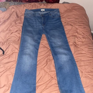 Ett par låg midja/utsvängda jeans från lindex - Ett par låg midja/utsvängda jeans från lindex. Aldrig använt för köpte i fel storlek .köpte  jeansen för ungerfär 400kr 