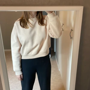 Beige sweatshirt - Använd fåtal gånger, i fint skick från lager 157 Köparen står för frakt