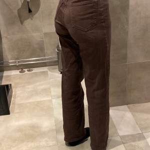 Bruna raka byxor från Lindex i storlek 170, köpte för 399kr men säljs för 150kr  (köparen står för frakten)
