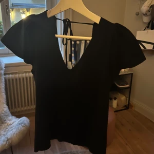 Så söt topp som man knyter i ryggen!😇 - Perfekta toppen som passar både till vardags och till fest att klä upp den🖤🖤🖤väldigt unik och så najs i ryggen🫶🏼🫶🏼Den är i nyskick! Helt slutsåld och går ej att få tag i! 