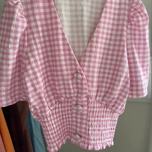Söt blus/topp från Gina tricot  - En jätte fin rosa vit rutig topp från Gina tricot. Så gullig med en vit kjol eller ett par lågmidjade jeans. 😍kontakta vid intresse eller mer bilder