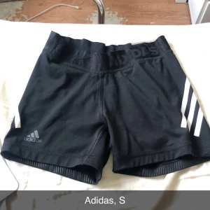 Träningsshorts  - Träningsshorts från adidas, köpta för ett bra tag sen men används aldrig längre, vid frågor är det bara att höra av sig💗