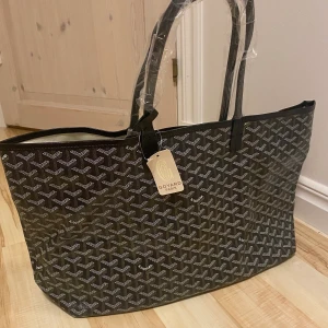 Svart Goyard väska - Helt oanvänd Goyard väska (kopia) nypris 1149kr. Finns en ”mini necessär” som sitter i väskan! 