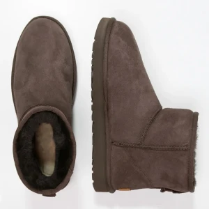 Uggs - Säljer mina mörkbruna uggs i storlek 38! I princip nya, använda förra vintern men är i bra skick🤎