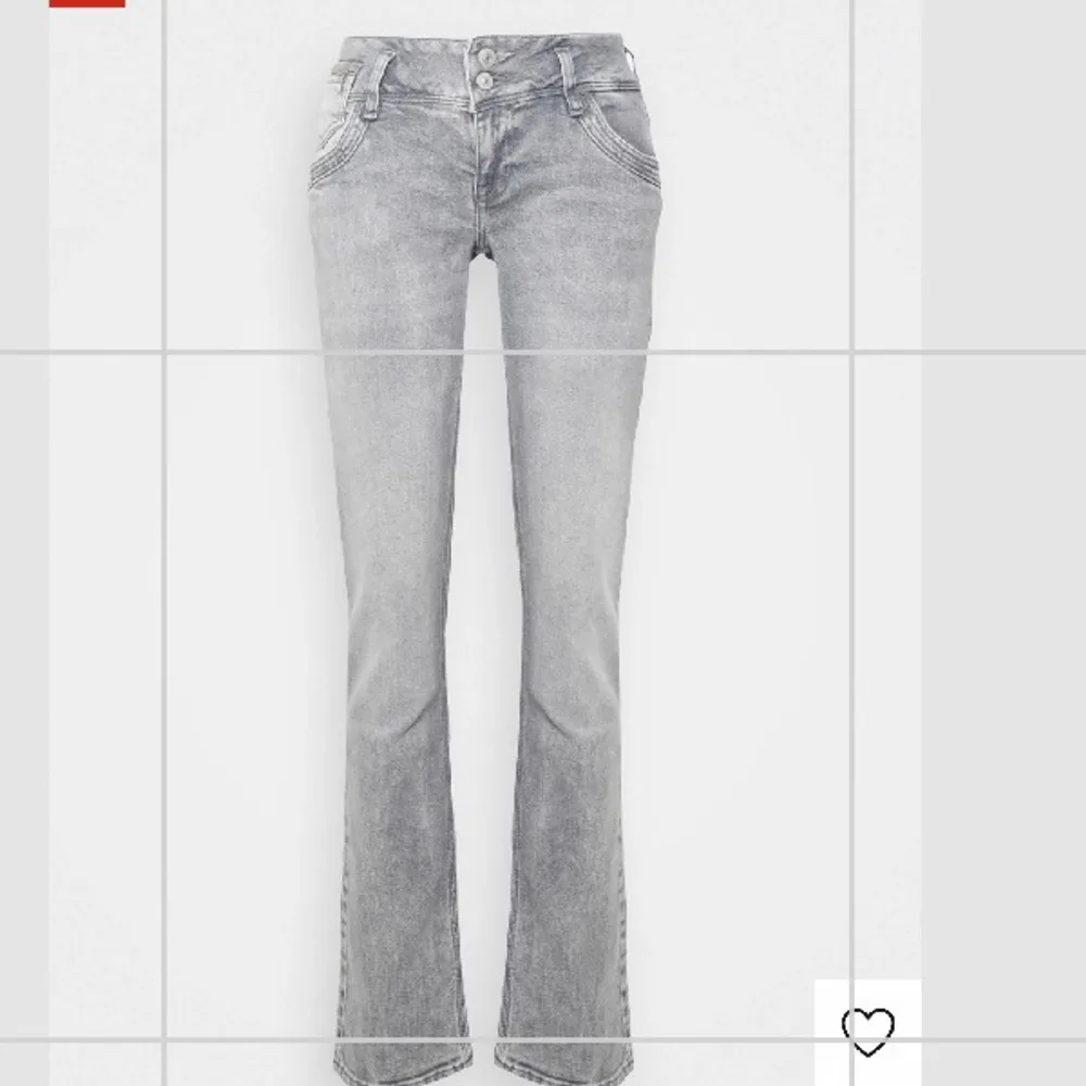 Säljer mina lågmidjade pepe jeans Venus i färgen grå. Väldigt stretchiga dock lite stora på mig som brukar ha 36-38. Jag är 175+ och de är bra i längden på mig, men passar även för kortare. Köptes för 999 kr men nästan aldrig använda. Fler bilder finns. Jeans & Byxor.