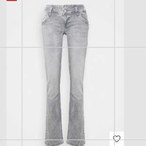 Säljer mina lågmidjade pepe jeans Venus i färgen grå. Väldigt stretchiga dock lite stora på mig som brukar ha 36-38. Jag är 175+ och de är bra i längden på mig, men passar även för kortare. Köptes för 999 kr men nästan aldrig använda. Fler bilder finns