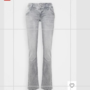 Lågmidjade jeans - Säljer mina lågmidjade pepe jeans Venus i färgen grå. Väldigt stretchiga dock lite stora på mig som brukar ha 36-38. Jag är 175+ och de är bra i längden på mig, men passar även för kortare. Köptes för 999 kr men nästan aldrig använda. Fler bilder finns