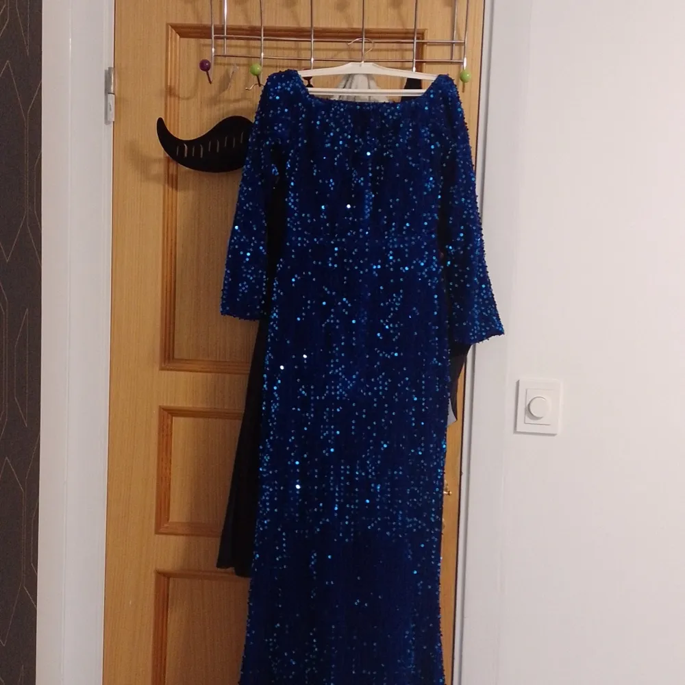 Säljer min klänning är helt ny har används en gång är fin long köpte den för 500kr men pris kan snackas . Klänningar.