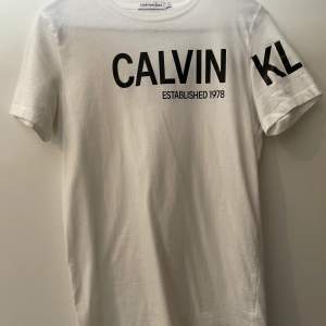 Snygg Calvin Klein t-shirt i fint skick. Inte alls mycket använd. Junior/ungdoms storlek. Äkta märke & köpt på Jeansbolaget. Storlek 16, så skulle säga XS.  Tips! Säljer en vit & en svart 🤍🖤Så vid köp av båda kan jag samfrakta, skriv till mig innan köp då