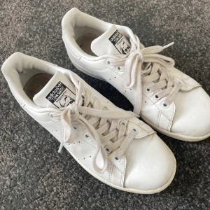 Stan Smith sneakers  - Snygga basic Stan Smith i strl 38. Dem är i fint skick men lite smutsiga, går att tvätta.