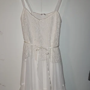 Ida Sjöstedt Klänning - Superfin klänning från Ida Sjöstedt i storlek XS🤩 Perfekt som studentklänning eller fin klänning💃 Kjoldelen är så oroligt vacker💕 Nypriset ligger på 1200 kr😊 Kan tänka mig att gå ner i pris på det mesta jag säljer så Kolla gärna in mina andra annonser✨✨