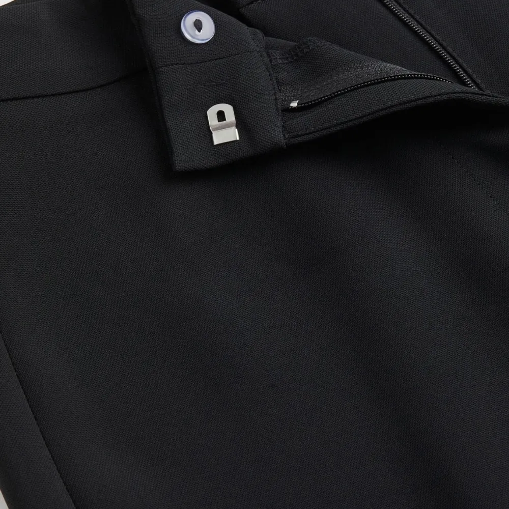 Helt oanvända svarta enkla kostymbyxor, superfina men kommer inte till användning 💜Köpta för 399kr. Jeans & Byxor.