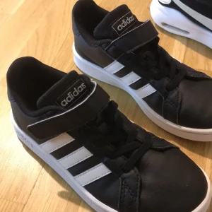 Adidas Nike skor nästan helt nya  - Inte använt så mycket dom är rena också båda för 300kr