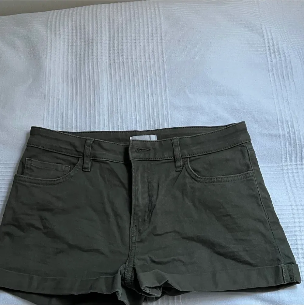 Coola militärgröna shorts, säljer de för de ej kommer till användning och de är lite för små för mig🌵. Shorts.