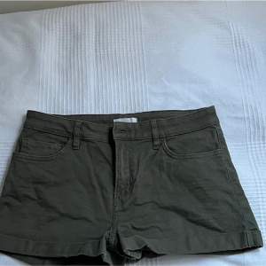 Coola militärgröna shorts, säljer de för de ej kommer till användning och de är lite för små för mig🌵
