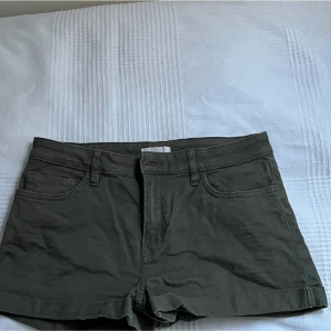 Shorts - Coola militärgröna shorts, säljer de för de ej kommer till användning och de är lite för små för mig🌵