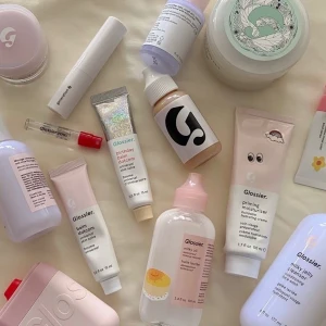 Glossier Rabbatkod 💞💖 - Få 10% rabbat på hela Glossiers hemsida genom att använda rabbatkoden 46bb863c vid kassan! 💗💞 Rabbatkoden funkar för den första personen som använder rabbatkoden 🫡 Passa på!! 💗  Säljer flera glossier produkter på min sida om ni är intresserade 🤭💞
