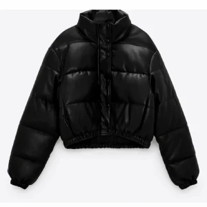 Snygg höst/vinterjacka i skinnimitation från Zara. - Så snygg jacka i perfekt skick. Säljer för att den blivit för liten. Nypris 599.  
