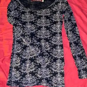 fin tröja med coolt mönster. köpt second hand men har bara haft på mig den 1 gång:)  storlek M men funkar för S & L också:))  
