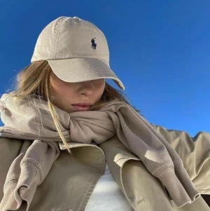 Ralph lauren keps beige (ny pris 500kr) - Säljer helt nya ralph lauren kepsar som alla är i original förpackning. Ny pris 500kr