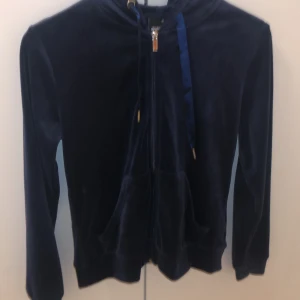 Koftor  - Fyra koftor från Gina tricot använt 2-3 gånger max. Den i marinblå, svart, grå är i XS sen den ljusblåa är i S