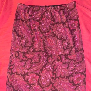 mönstrad lång kjol - 61cm lång kjol med jätte fint paisley mönster