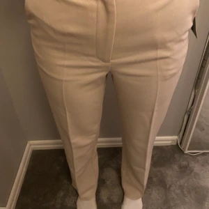 Kostymbyxor från nakd  - Beiga kostymbyxor från NAKD, använda typ 1 gång
