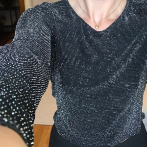 Glittrig topp - Glittrig topp från Monki🧡 Fin och skön passform med glittriga stenar. Frakt tillkommer