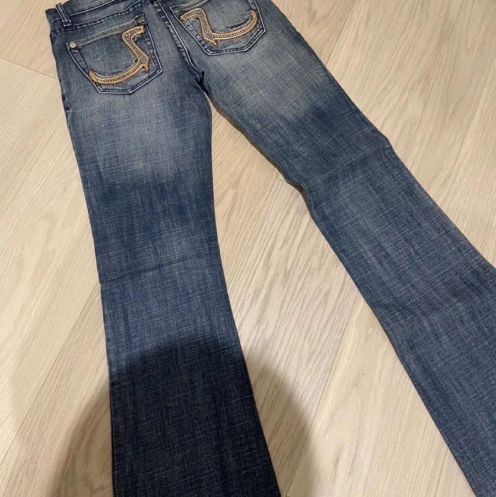 As snygga Rock&Republic jeans med as coola fickor! Köpta här på Plick men säljer då de tyvärr var för små på mig!💓 Prislappen kvar!! Skriv gärna om ni undrar något!! Bilderna är tagna från förra ägaren💗 Tryck snälla inte på köp nu<3 Jeansen+frakt🫶💓. Jeans & Byxor.
