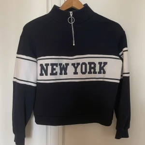 Xs  - Jätte fin mörk blå tröja med storlek xs  Frakt tillkommer på priset 