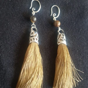 vackra örhängen - Vackra örhängen. Bryna med  pärlor 