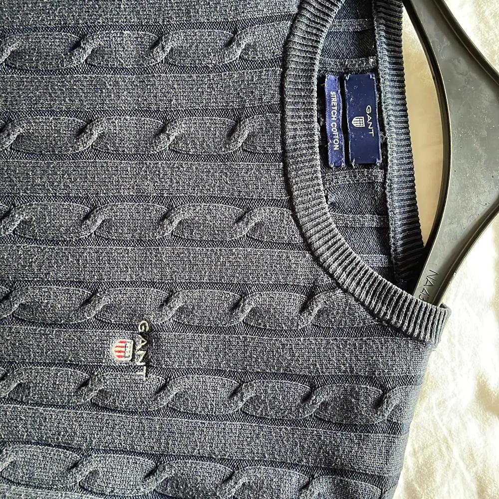 En marinblå gant tröja i storlek s i gott skick. Ordinarie pris 1200 kr. Stickat.