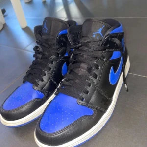 Jordan 1 mid, storlek 43 - Säljer ett par Jordan 1 mid hyper royal för 1200kr, nypris 2599kr, använd ett fåtal gånger skick 8/10, dock har jag slängt kvitto och box. Storlek 43
