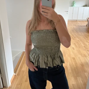 & OTHER STORIES topp - Garderobsrensning!!! Kommer mer!!! Säljer denna superfina topp från & Other Stories som är i super skick. Storlek: 38 Färg: Metallic guld/silver Köparen står för frakten!!!  (OBS! Tryck inte köp nu!)