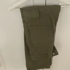 Cargo pants HM - Gröna cargopants från HM. Använda ett fåtal gånger. Köparen står för frakt 