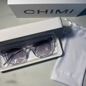 Supersnygga chimi eyewear solglasögon med lite ljusar glas än vanliga solglasögon! Använda 2 ggr, säljer då de ej kommer till användning! Skriv om det finns några eventuella frågor (tryck inte på köp direkt)🥰pris kan diskuteras till viss del
