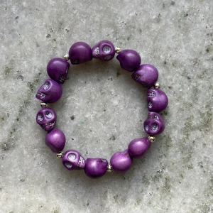 Armband  - Jättecoolt stretchigt armband med lila skallar! Används tyvärr inte av mig. Möts upp i Stockholm eller skickar mot fraktkostnad 💕