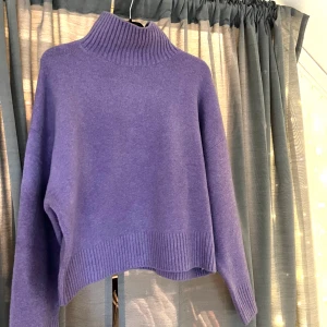 Stickad tröja Zara - Lila stickad tröja från Zara! Helt ny och endast använd 1 gång men kommer ej till användning så därför säljer jag! ÄLSKAR färgen och den är så skön nu till vintern! Kan mötas i Karlstad annars tstår köparen för frakten💜