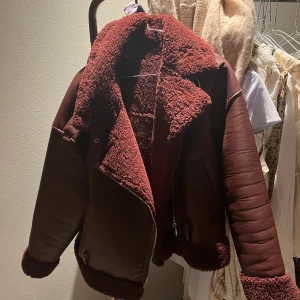 Zara jacka  - En jätte snygg höstig zara jacka som inte finns kvar längre på hemsidan. Används fåttalsgånger och fint i skick. 