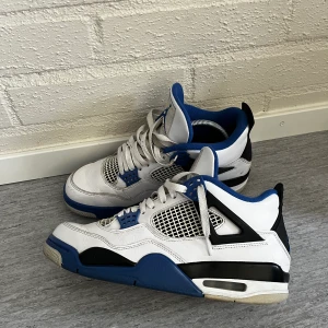 Jordan 4 Motorsport - Jordan 4 motorsport  Självklart äkta  Storlek 43/9,5 Skick 7/10, liten flaw på hälen  Inget OG Pris 2500 Fler bilder kan fås vid intresse Köpare står för frakt mvh  