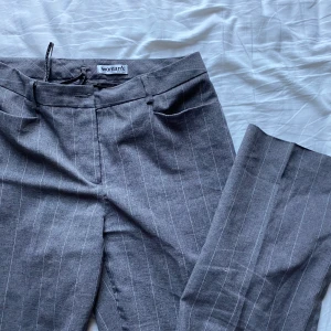 Gråa kostymbyxor - Ett par mid/low waist kostymbyxor fint tyg bra skick. Väldigt 90 tal<3 är 173 cm o de passar bra i längden:)