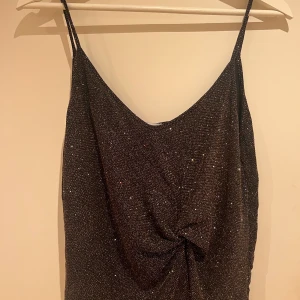 Glittrigt linne  - Glittrigt linne från Mango. Flerfärgat glitter. 