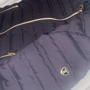 Rockandblue  - Säljer min rockandblue köpte den för 1699kr den har inga fläckar alla dragkedjor funkar har aldrig använt den då den inte passade, 40 men väldigt liten i storlek så passar 38 